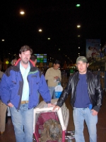 Juan Carlos Gedalje e Ivan Zilic, posan junto a Galois Reve de Etranger quien esta dentro de su caja. Esto fue en el counter de Lan Chile esperando para ser embarcado.